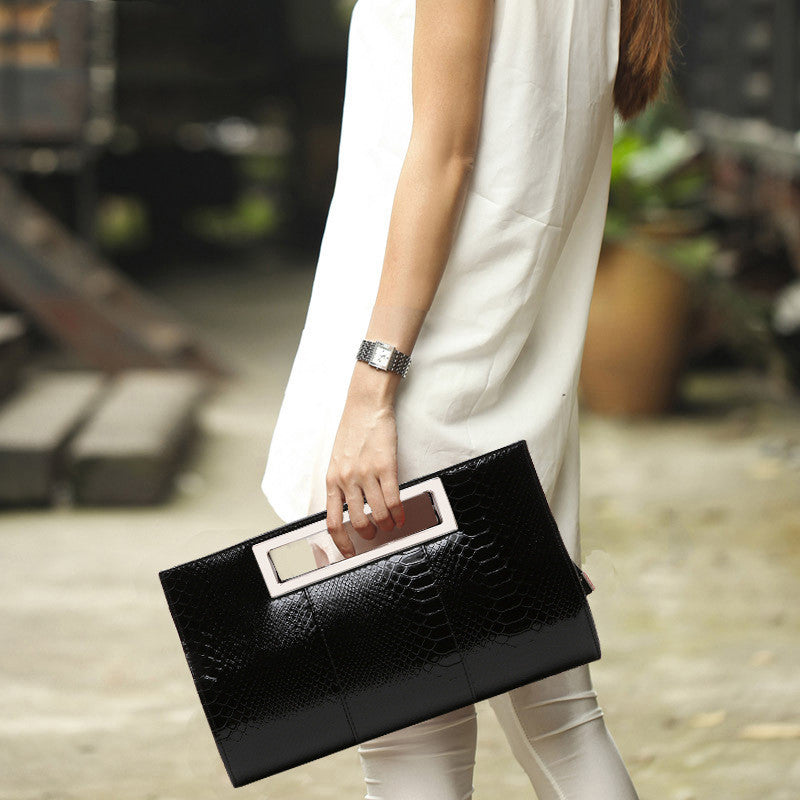 Oversized-clutch-in-elegant-black-perfect-for-everyday-use