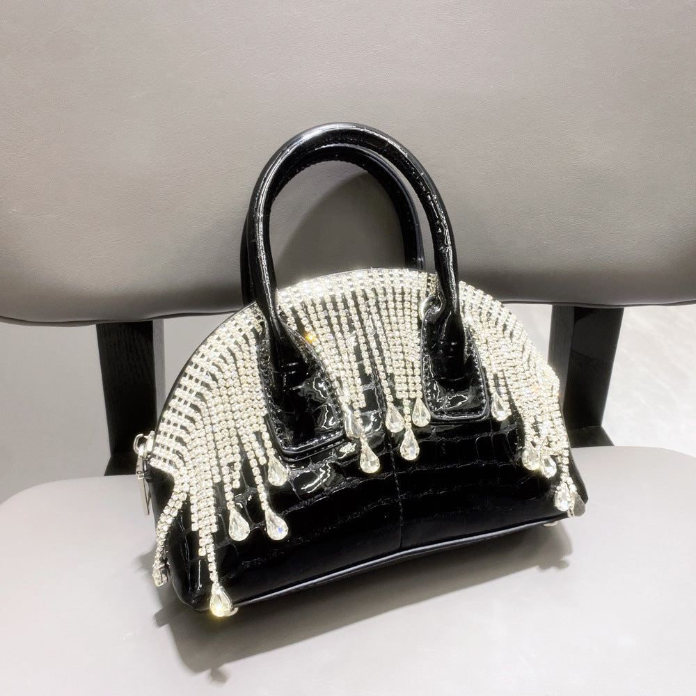 Silver-one-shoulder-handbag-in-glossy-PVC