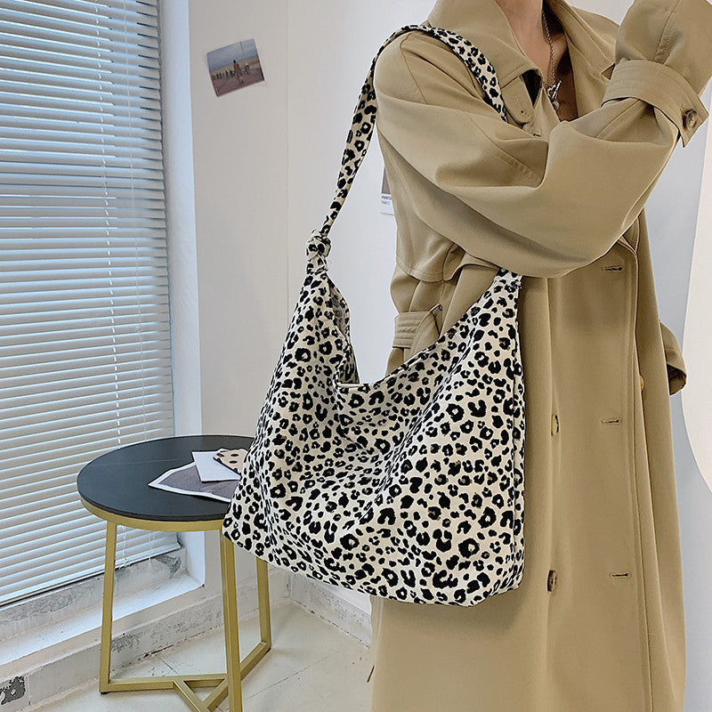 Canvas-fashion-statement-bag-with-magnetic-buckle
