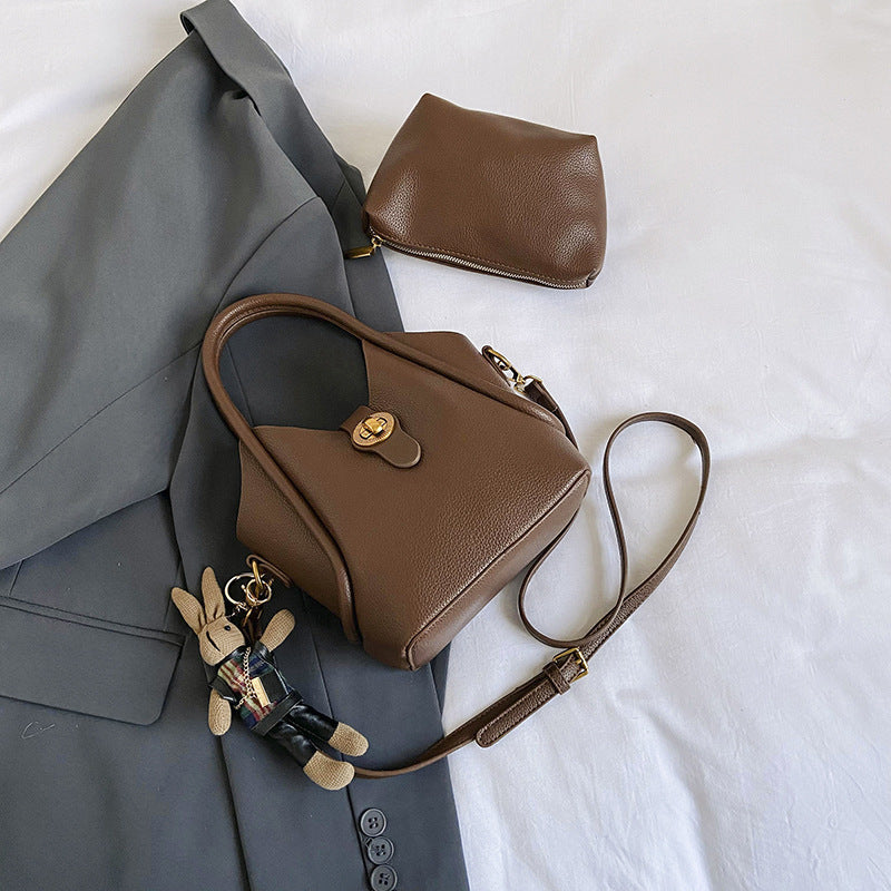 Sleek-chic-brown-handbag-stitching
