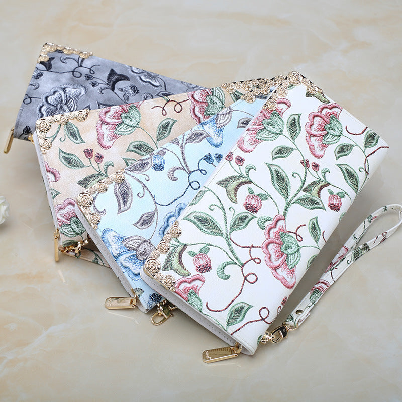Functional-and-stylish-wallet-with-multiple-compartments