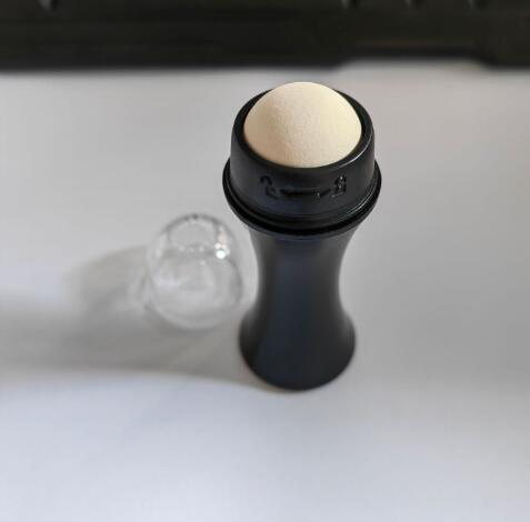 Importikaah-Oil-Absorber-Face-Roller-black-color