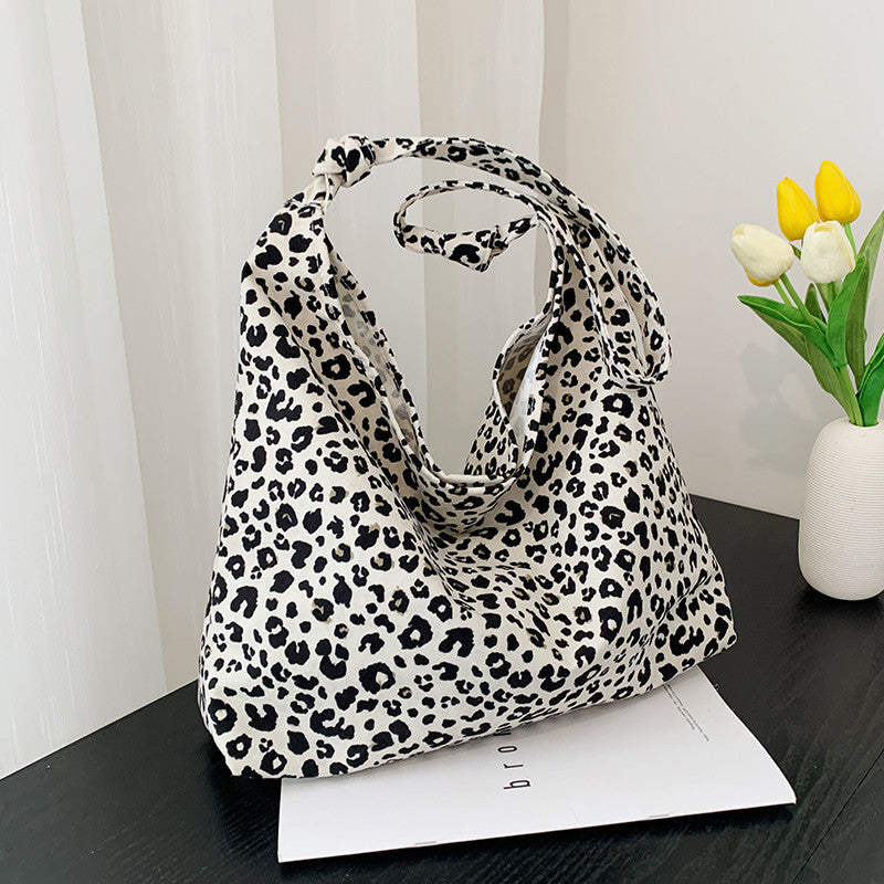 Canvas-leopard-print-purse-modern-and-practical