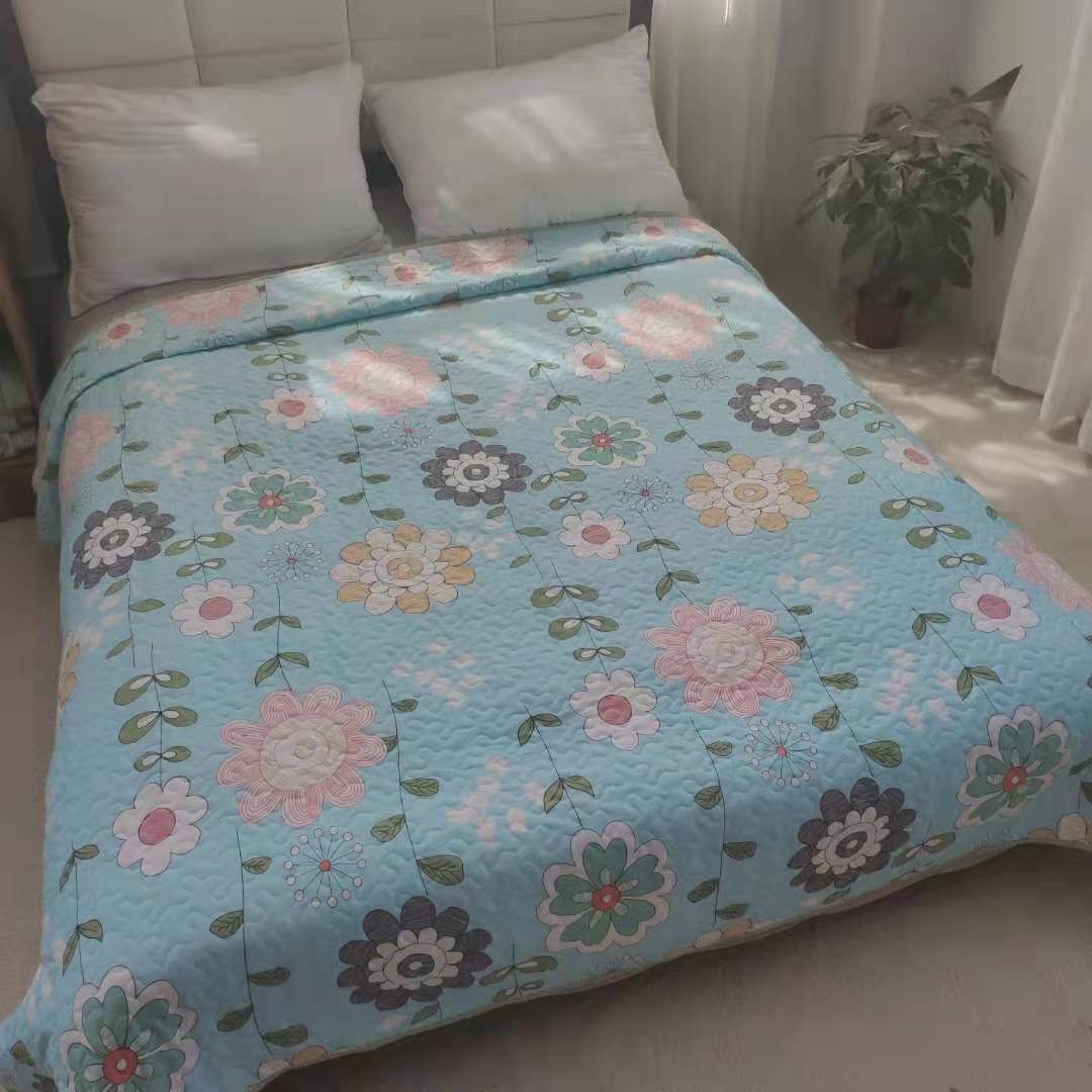 Polyester-cotton-quilt-with-plant-flowers-pattern