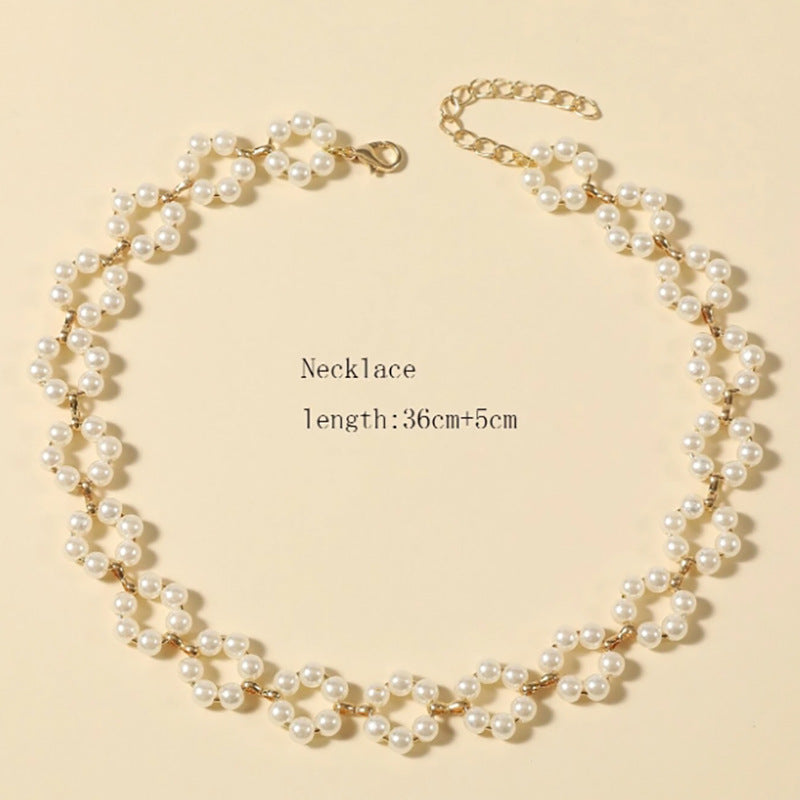 sophisticated-gold-necklace-with-pearl-flower-embellishments