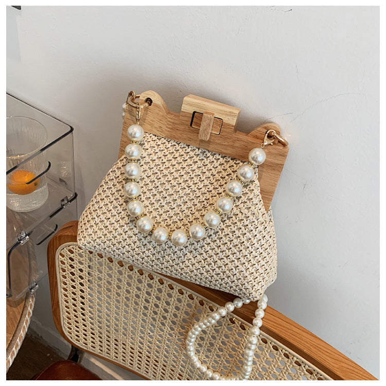 Summer-accessory-stylish-straw-shoulder-bag-with-pearl-details