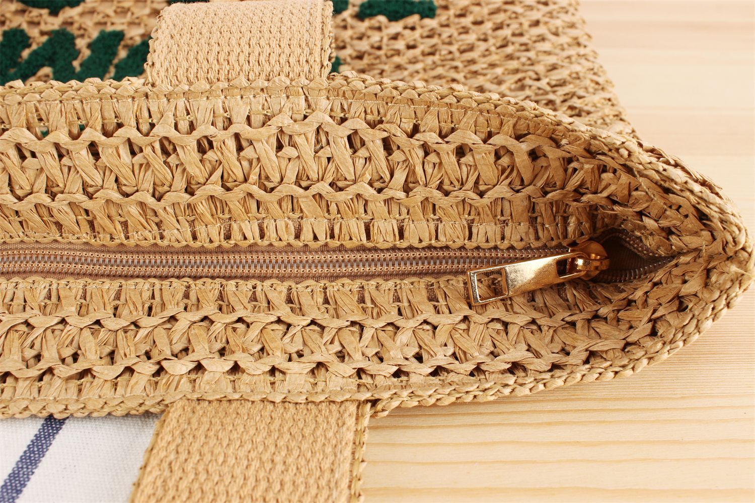 Double-connector-shoulder-straps-on-straw-business-bag