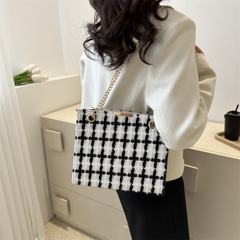 Horizontal-square-shape-street-style-shoulder-bag